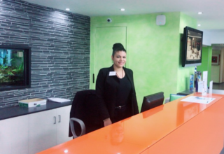 Karina Cruz, recepcionista en el Nuba Hotel Comarruga
