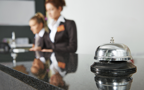 5 beneficios de trabajar como Recepcionista Hotel – Escuela de Recepcionistas de Hoteles
