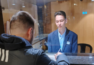 Arnau, realizando sus prácticas de Recepcionista en el Hotel Onix Fira de Barcelona