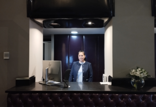 Flora inicia sus prácticas de Recepcionista en el Hotel Eurostars Sevilla