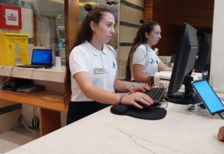 María Dolores contratada al finalizar sus prácticas de Recepcionista en el Hotel Puertobahía & Spa (Cádiz)